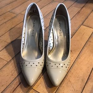 Cream colored beautiful Pumps!